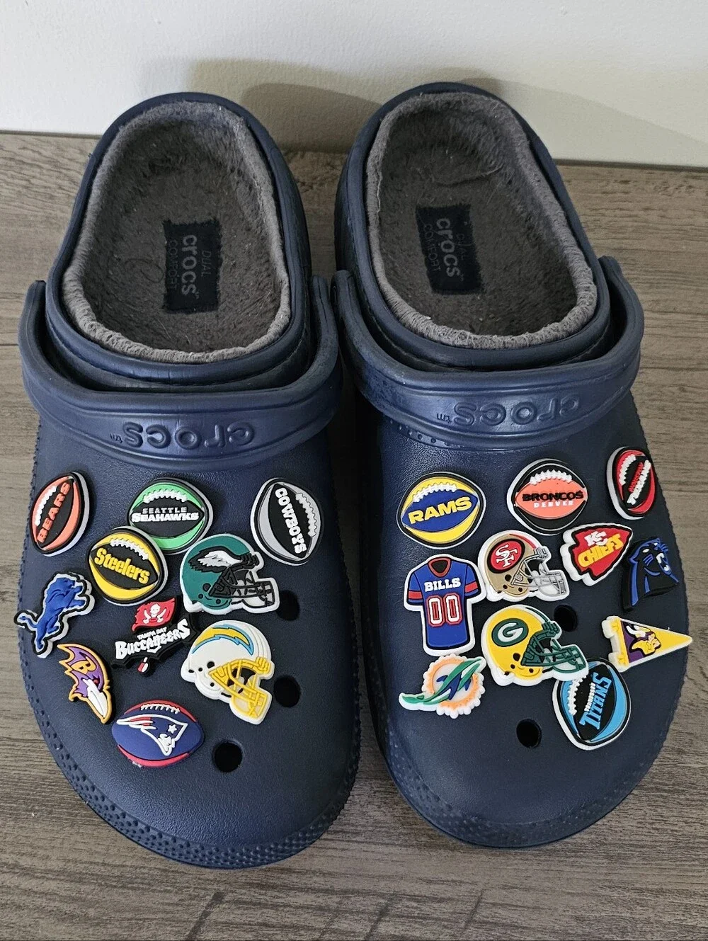 CROCS Men Navy Blue Plush Lined Clog NFL Football Team Charms Men Size 11